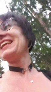 [MDH] JulieEroticDress – Nacktlauf im Wald mit Spritzen (2026) – Self-Shot Video – 4K Ultra HD