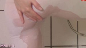 [Germany] Mary–Jane – Ein- und angepisst in Leggings (2026) – Raw Self Shot – 4K Ultra HD