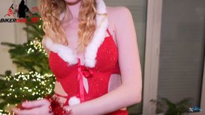 [MDH] Bikergirl_97 – Erotisches Weihnachtsbaum schmücken (2026) – Real Homemade Video – Premium Scene