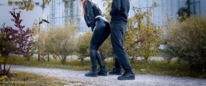 [Germany] clothed-pleasures – Er spritzt auf meine Latexleggins in der Öffentlichkeit (2026) – Non-pro Scene – Full Scene