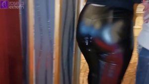 [Germany] RosellaExtrem – Besamter Wetlook Leggings Arsch von meiner Freundin HollyBanks sau… (2026) – Homemade Footage – Full Video