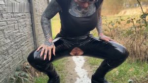 Cat-Coxx – Latex publik PISS FOTZE – Laufen lassen neben Nachbarsgarten (2026) – Watch Online