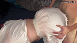 Free Amateur Porn: MrMrsLatex – Dicke feuchte Lippen im Faltenrock Doggy gefickt (2026)