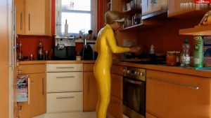 bigimaus – LATEXLADY beim Kuchen backen Full Amateur Movie HD