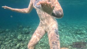 Top Solo Scene: Brille – Underwater Naked Swimming